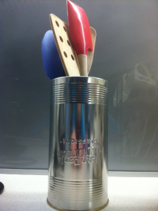 Este bote de cocina (sí, es la lata de un perfume de Gaultier)