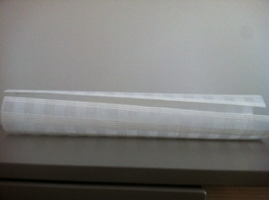 Recortamos un trozo del estor de vinilo que ajuste a su circunferencia