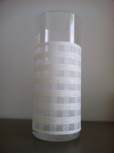 Se cose con hilo blanco.